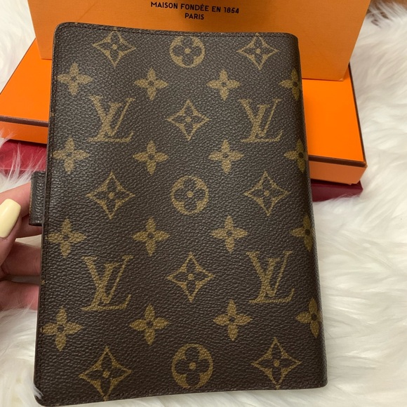 Sold✨LV MONOGRAM AGENDA MM ✨
Perfect for upcoming 2️⃣0️⃣2️⃣5️⃣😍🌷 - Picture 16 of 16